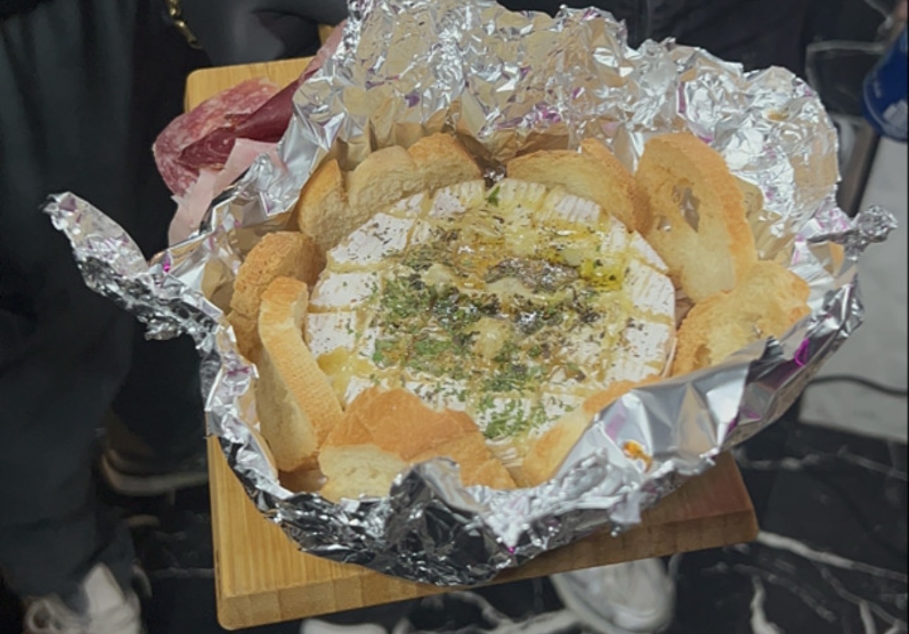 Camembert au four + Charcuterie